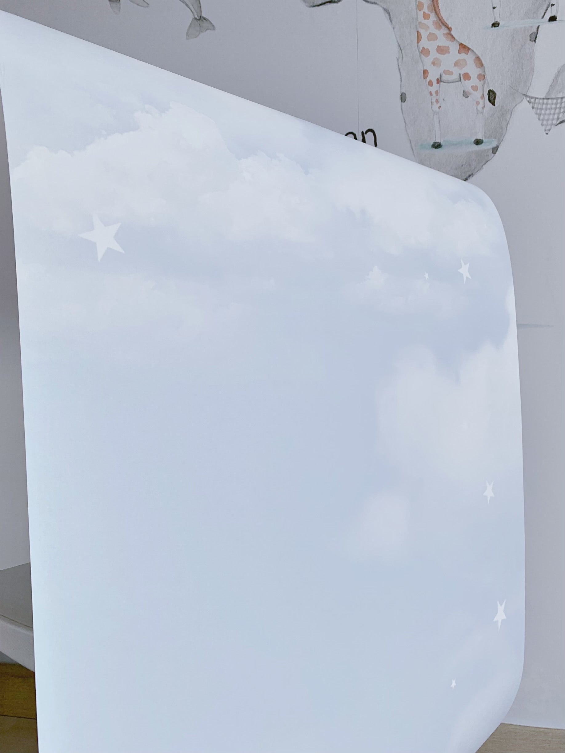 Papel pintado autoadhesivo infantil nubes azul y rosa 50x300 cm Happyclouds